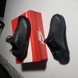 Nike zoom pulse triple black men size 10.5 women size 12